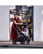 1150084110_F7_2026_maxicosi_stroller_oxford_espressobrown_oxford_lifestyle_mompushingstrollerthroughcity
