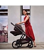 1978099110_F11_2026_maxicosi_stroller_oxfordplus_oaktruffle_oxford_lifestyle_momunfoldingstroller2