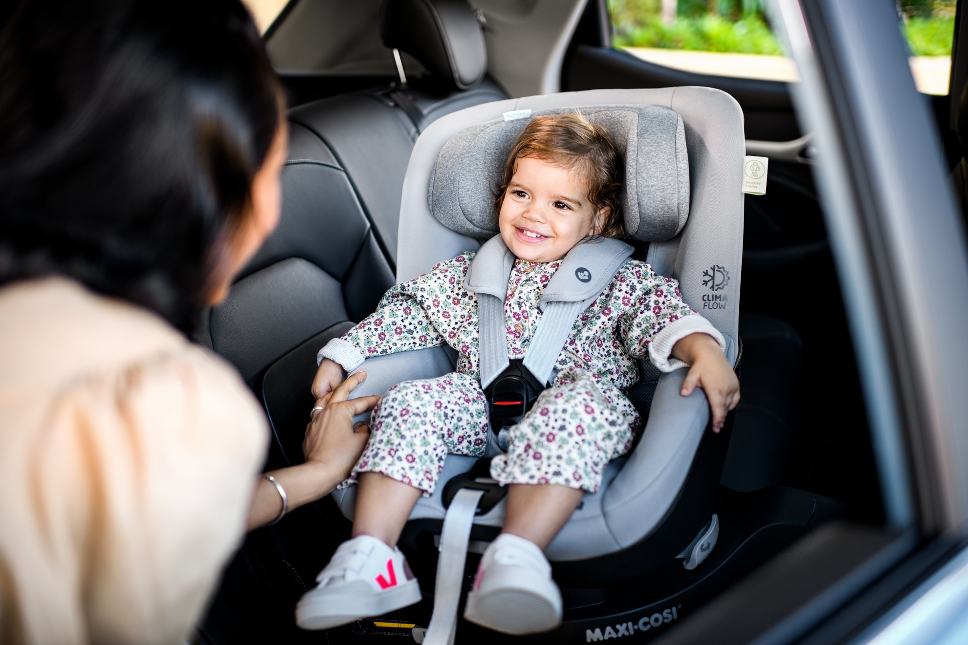 At what age can shop a child sit facing forward